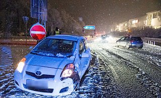 Ein Auto steht nach einem Verkehrsunfall am Stra&szlig;enrand. - Kai Osthoff/dpa