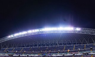 Kurz vor dem Anpfiff im Nationalstadion von Costa Rica informieren Polizisten einen Nationalspieler über eine Unterhaltsklage gegen ihn. (Archivbild) - Daniela Porcelli/Zuma Press/dpa Kurz vor dem Anpfiff im Nationalstadion von Costa Rica informieren Polizisten einen Nationalspieler über eine Unterhaltsklage gegen ihn. (Archivbild) - Daniela Porcelli/Zuma Press/dpa