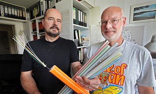 Breitbandausbau: Ulrich Stephanides (links) vom Kreis und André Gronemeier von der Stadt Detmold koordinieren im Kreis Lippe den geförderten Breitbandausbau und halten Glasfaserkabel in die Kamera. - Bernhard Preuß Breitbandausbau: Ulrich Stephanides (links) vom Kreis und André Gronemeier von der Stadt Detmold koordinieren im Kreis Lippe den geförderten Breitbandausbau und halten Glasfaserkabel in die Kamera. - Bernhard Preuß