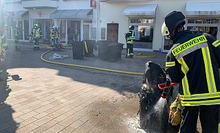 Rauch zieht während des Feuerwehreinsatzes an der Steege durch die Straße. - Freiwillige Feuerwehr Bad Salzuflen