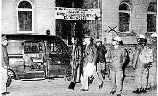 Ein jähes Ende: Die Besetzung der Klingenberg-Fabrik wurde durch 540 Polizisten geräumt. Die Räumung fand ohne Widerstand statt. - Foto: Privat