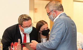 Landrat Dr. Axel Lehmann und Kreiswahlleiter Rainer Grabbe studieren die ersten Ergebnisse. - Dirk Baldus