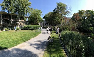 Dieser kleine Park hinter dem Kurgastzentrum (links) soll neu gestaltet werden. - Thomas Reineke