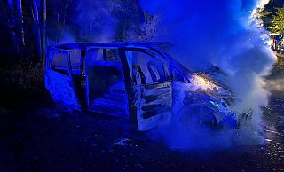 Der Wagen brennt lichterloh, als die Einsatzkräfte eintreffen. - Freiwillige Feuerwehr Kalletal Der Wagen brennt lichterloh, als die Einsatzkräfte eintreffen. - Freiwillige Feuerwehr Kalletal