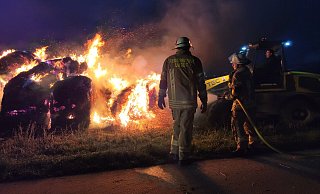 Auf einem Feld zwischen Lügde und Bad Pymont haben Strohballen gebrannt. - Marco Gröne Auf einem Feld zwischen Lügde und Bad Pymont haben Strohballen gebrannt. - Marco Gröne