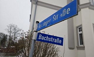 Der Tatort an der Ecke Kissinger Straße/ Bachstraße ist am Sonntag mit Schnee bedeckt. - Janet König