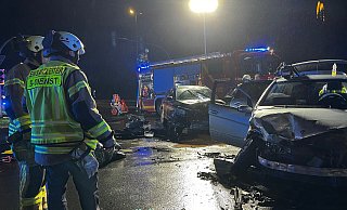 Auf der Rudolph-Brandes-Allee in Bad Salzuflen sind am Mittwochabend zwei Fahrzeuge zusammengestoßen. Die Feuerwehr war mit rund 20 Einsatzkräften vor Ort. - Daniel Hobein/Feuerwehr Bad Salzuflen
