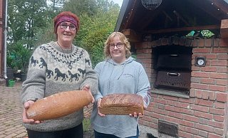 Auf dem Martini-Markt wird es auf dem Hof von Anja Queren-Büker (links) frisch gebackenes Brot aus dem Holzofen geben. Marktleiterin Iris Null freut sich über das neue Angebot. - Michaela Weiße Auf dem Martini-Markt wird es auf dem Hof von Anja Queren-Büker (links) frisch gebackenes Brot aus dem Holzofen geben. Marktleiterin Iris Null freut sich über das neue Angebot. - Michaela Weiße