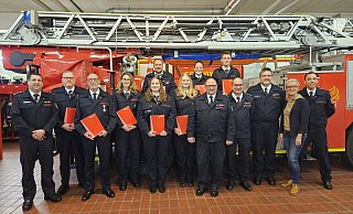 Der Löschzug aus Lügde: (Reihe oben, von links): Nico Jaron, Jasmin Crone, Jonas Barth. (Reihe unten, von links) Marco Tallig, Markus Scholz, Reinhard Kurz, Daniela Kleine, Carina Steinhage, Lea Steinhage, Marco Gröne, Maik Paskarbeit, Philipp Kleine, Ulrike Jakob, Helge Blome. - Feuerwehr-Löschzug-Lügde Der Löschzug aus Lügde: (Reihe oben, von links): Nico Jaron, Jasmin Crone, Jonas Barth. (Reihe unten, von links) Marco Tallig, Markus Scholz, Reinhard Kurz, Daniela Kleine, Carina Steinhage, Lea Steinhage, Marco Gröne, Maik Paskarbeit, Philipp Kleine, Ulrike Jakob, Helge Blome. - Feuerwehr-Löschzug-Lügde