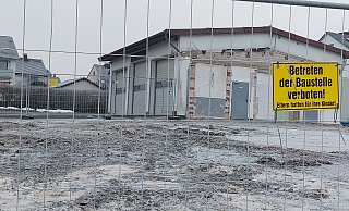 Nur die Fahrzeughalle des alten Feuerwehrgerätehauses steht noch an Ort und Stelle. Der Rest wurde dem Erdboden bereits gleichgemacht. In den nächsten anderthalb Jahren wird hier der Neubau entstehen. - Michaela Weiße Nur die Fahrzeughalle des alten Feuerwehrgerätehauses steht noch an Ort und Stelle. Der Rest wurde dem Erdboden bereits gleichgemacht. In den nächsten anderthalb Jahren wird hier der Neubau entstehen. - Michaela Weiße