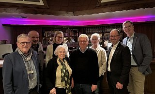 Veranstalter und Mitwirkende der Erzählwerkstatt Kneipenkultur am Tresen in den Humfelder Reiterstuben: Fritz Brakemeier, Friedo Petig, Dr. Sonja Girod (VHS Detmold-Lemgo), Wirtin Margarete Szameitat, Kurator JürgenScheffler, Christiane Cantauw (Landschaftsverband Westfalen-Lippe), Landesverbandsvorsteher Jörg Düning-Gast und Jochen Brunsiek (Kulturstellwerk Nordlippe, von links). - Kulturstellwerk Nordlippe Veranstalter und Mitwirkende der Erzählwerkstatt Kneipenkultur am Tresen in den Humfelder Reiterstuben: Fritz Brakemeier, Friedo Petig, Dr. Sonja Girod (VHS Detmold-Lemgo), Wirtin Margarete Szameitat, Kurator JürgenScheffler, Christiane Cantauw (Landschaftsverband Westfalen-Lippe), Landesverbandsvorsteher Jörg Düning-Gast und Jochen Brunsiek (Kulturstellwerk Nordlippe, von links). - Kulturstellwerk Nordlippe