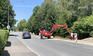 Ende Juli hatten die Bauarbeiten für den neuen Bürgerradweg entlang der Leopoldstaler Straße begonnen. Nun braucht es zusätzliches Geld, damit sie abgeschlossen werden können. - Archivfoto: Cordula Gröne Ende Juli hatten die Bauarbeiten für den neuen Bürgerradweg entlang der Leopoldstaler Straße begonnen. Nun braucht es zusätzliches Geld, damit sie abgeschlossen werden können. - Archivfoto: Cordula Gröne