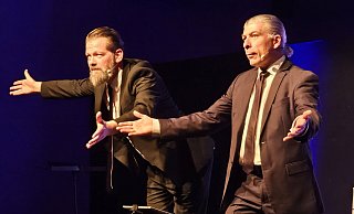 Adrian Engels (links) und Markus Riedinger hielten dem Publikum im Ziegeleimuseum humorvoll den Spiegel vor. Ihr Fazit: "Lasst alle Hoffnung fahren und setzt euch selbst ans Steuer." - Astrid Sewing Adrian Engels (links) und Markus Riedinger hielten dem Publikum im Ziegeleimuseum humorvoll den Spiegel vor. Ihr Fazit: "Lasst alle Hoffnung fahren und setzt euch selbst ans Steuer." - Astrid Sewing