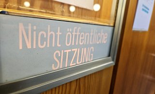 Ein 25-Jähriger aus Lügde hat sich wegen sexueller Übergriffe vor der Großen Jugendkammer verantworten müssen. - Janet König Ein 25-Jähriger aus Lügde hat sich wegen sexueller Übergriffe vor der Großen Jugendkammer verantworten müssen. - Janet König