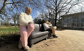 Kunst zum Anfassen: Am Erlebnisgradierwerk und nahe der Wandelhalle wurden die Betonskulpturen von Laura Lechner platziert. Sie laden ein, die Schönheit des Alltags zu entdecken.?Foto: Stadt Bad Salzuflen - Stadt Bad Salzuflen Kunst zum Anfassen: Am Erlebnisgradierwerk und nahe der Wandelhalle wurden die Betonskulpturen von Laura Lechner platziert. Sie laden ein, die Schönheit des Alltags zu entdecken.?Foto: Stadt Bad Salzuflen - Stadt Bad Salzuflen