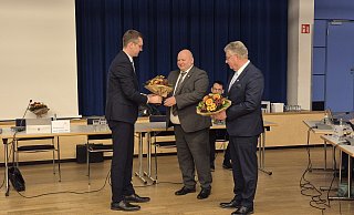 B&uuml;rgermeister Matthias Kalkreuter (von links) gratuliert seinen beiden Stellvertretern Lars Bork (SPD) und Rudolf St&ouml;lting (CDU). - Lorraine Brinkmann