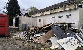 Der Gebäudekomplex Augustdorfer Straße 42 beherbergte schon mehrere Discotheken. Jetzt wird die Ruine abgerissen. - Dieter Asbrock