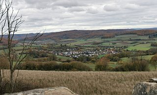 Blick vom Windm&uuml;hlenstumpf auf Sonneborn - noch versperren keine Windr&auml;der den Blick. - Sylvia Frevert