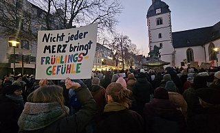Etwa 200 Menschen sind am Montagabend für Demokratie und Vielfalt auf die Straße gegangen. - Janet König