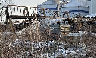 Teile der abgebrannten Lagerhalle an der Gasstraße. Das Feuer hat am späten Abend des 5. Januar viel zerstört. Im Hintergrund ist die Zuckerfabrik zu sehen. - Sven Kienscherf Teile der abgebrannten Lagerhalle an der Gasstraße. Das Feuer hat am späten Abend des 5. Januar viel zerstört. Im Hintergrund ist die Zuckerfabrik zu sehen. - Sven Kienscherf