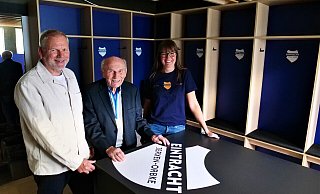 Staunen über das Bundesligaflair in der umgebauten Kabine: SVE-Vorsitzender Peter Keißelt (von links), Bruno Oehl und Jasmin Waninger. - Jörg Hagemann Staunen über das Bundesligaflair in der umgebauten Kabine: SVE-Vorsitzender Peter Keißelt (von links), Bruno Oehl und Jasmin Waninger. - Jörg Hagemann
