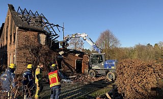 An der Brandruine laufen am Wochenende Nachl&ouml;scharbeiten mit Unterst&uuml;tzung des THW. - Die Blaulichtfotografen