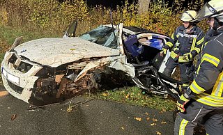 Der 22-J&auml;hrige wurde durch den Unfall in seinem Wagen eingeklemmt und musste von den Einsatzkr&auml;ften der Feuerwehr befreit werden. - Freiwillige Feuerwehr Blomberg