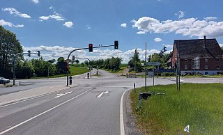 Die fehlerhaften Markierungen sind ausgemerzt. Nun fehlen auf der B239 an der Kreuzung von der Ostwestfalenstraße kommend zum Industriepark Lippe noch Beschilderungen. - Jörg Flintrop/Stadt Horn-Bad Meinberg