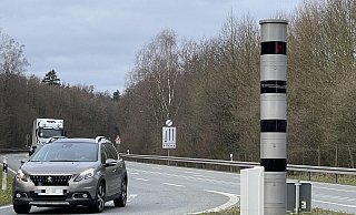 Ein stationärer Blitzer befindet sich an der Bundesstraße 1, Abfahrt Leopoldstal. Die Stadt möchte, dass künftig öfter an verschiedenen Standorten mobil geblitzt wird. - Archivbild: Silke Buhrmester Ein stationärer Blitzer befindet sich an der Bundesstraße 1, Abfahrt Leopoldstal. Die Stadt möchte, dass künftig öfter an verschiedenen Standorten mobil geblitzt wird. - Archivbild: Silke Buhrmester
