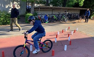 Immer sch&ouml;n vorsichtig: Die Sch&uuml;ler m&uuml;ssen den mit St&auml;ben markierten Weg durchfahren, ohne dabei einen Begrenzungsstein umzusto&szlig;en. - Grundschule Asemissen