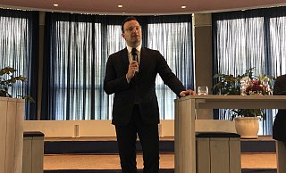 Es ist nicht der erste Besuch in Lippe: Hier spricht Jens Spahn im Sommer 2021 als damaliger Bundesgesundheitsminister im Salzufler Kurhaus vor etwa 120 Besuchern. Heute steht der frisch gewählte Chef der CDU-Fraktion im Bundestag massiv in der Kritk. - Archivfoto: Sven Kienscherf