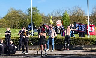 Zwischen Konzertbesuchern und Protestlern kommt es immer wieder zum verbalen Schlagabtausch. - Vasco Stemmer