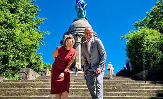 LZ-Redakteurin Yvonne Glandien und Landesverbandsvorsteher Jörg Düning-Gast gratulieren dem Hermannsdenkmal zum Geburtstag. Am Samstag wird der "Grüne Recke" 150 Jahre alt. - Kirsten Fuhrmann LZ-Redakteurin Yvonne Glandien und Landesverbandsvorsteher Jörg Düning-Gast gratulieren dem Hermannsdenkmal zum Geburtstag. Am Samstag wird der "Grüne Recke" 150 Jahre alt. - Kirsten Fuhrmann