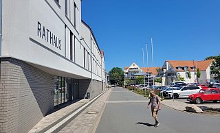 Bisher wehen nur an ausgewählten Tagen Fahnen vor dem Lagenser Rathaus. Das soll sich nun ändern. - Vasco Stemmer