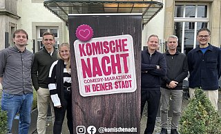 Marlon Schr&ouml;ter (Mitunskannman.Reden), Louis Fricke (Tanzschule Fricke), Lisa Gro&szlig; (Alte Schule am Wall), Jan Diekjobst (Jan&acute;s Restaurant), J&ouml;rg Hampe (Stadthalle Detmold) und Christian Schulze (Kaiserhof) freuen sich auf die erste "Komische Nacht" in Detmold. - Fotorechte: Mitunskannman.Reden