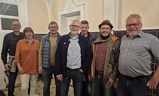 Für Ralf Klemme (Zukunft Extertal, Mitte) geht es in die Stichwahl: Gegen Christian Sauter von der FDP. Das Foto zeigt Klemme mit seinen Parteikollegen Detlef Korf (von links), Barbara Volmer, Ingo Milewski, Marc Piechnik, Sebastian Kiss (Grüne) und Stefan Dux. - Lorraine Brinkmann Für Ralf Klemme (Zukunft Extertal, Mitte) geht es in die Stichwahl: Gegen Christian Sauter von der FDP. Das Foto zeigt Klemme mit seinen Parteikollegen Detlef Korf (von links), Barbara Volmer, Ingo Milewski, Marc Piechnik, Sebastian Kiss (Grüne) und Stefan Dux. - Lorraine Brinkmann