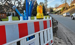 An der Westorfer Straße ragen seit Wochen an mehreren Stellen Glasfaser-Kabel aus der Erde. - Vasco Stemmer An der Westorfer Straße ragen seit Wochen an mehreren Stellen Glasfaser-Kabel aus der Erde. - Vasco Stemmer