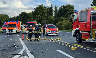 Auf der Ostwestfalenstraße bei Maspe hat sich ein schwerer Unfall ereignet. - Feuerwehr Blomberg