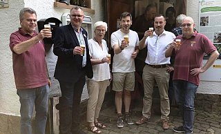 Vertreter der Schwalenberger Brauzunft können jetzt richtig loslegen, ein dicker Batzen Fördergeld wird sie bei der Erweiterung des Brauhauses unterstützen. - Schwalenberger Brauzunft Vertreter der Schwalenberger Brauzunft können jetzt richtig loslegen, ein dicker Batzen Fördergeld wird sie bei der Erweiterung des Brauhauses unterstützen. - Schwalenberger Brauzunft