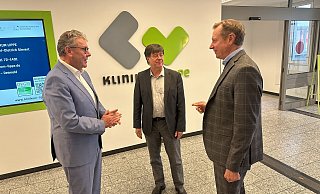 Im engen Austausch mit den Mitarbeitern: Lippes neuer Landrat Meinolf Haase (links) und Klinik-Interimsgesch&auml;ftsf&uuml;hrer Dr. Niklas Cruse (rechts) im Austausch mit Stefan Rehme, dem Informationssicherheitsbeauftragten und Compliance-Manager des Klinikums Lippe. - Dirk Baldus