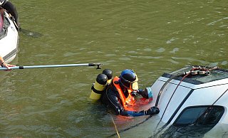 Die Lemgoer Feuerwehr hat schon häufiger Autos aus Gewässern geborgen. - Feuerwehr Lemgo