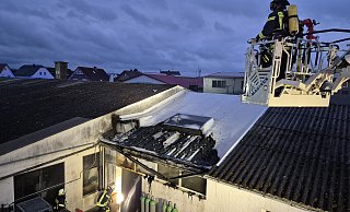 Die Wehrkräfte löschen das Dach des Firmengebäudes. - Feuerwehr Lage