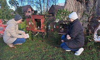 Annette Tintel (links) und Rita Hinkel betrachten die kleinen H&auml;user. Jedes beeinhaltet ein eigenes Thema. - Carolin Brokmann-F&ouml;rster
