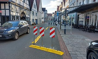 Dieses Provisorium zur Verkehrsberuhigung im Kurzen Steinweg wird durch eine dauerhafte Konstruktion ersetzt. - Michaela Weiße