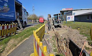 Der Radweg an der B 239 ist frei, aber der große Lkw steht auf der gesperrten Fahrbahn der Bundesstraße. Meter für Meter wird horizontal gebohrt, um die Leerrohre durchziehen zu können. Eines der drei wird für Glasfaser genutzt. - Astrid Sewing Der Radweg an der B 239 ist frei, aber der große Lkw steht auf der gesperrten Fahrbahn der Bundesstraße. Meter für Meter wird horizontal gebohrt, um die Leerrohre durchziehen zu können. Eines der drei wird für Glasfaser genutzt. - Astrid Sewing