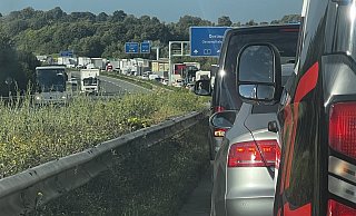 Nach einem Unfall zwischen den Anschlussstellen Herford-Bad Salzuflen und Ostwestfalen-Lippe staut sich der Verkehr auf der A2. - Nico Buchholz Nach einem Unfall zwischen den Anschlussstellen Herford-Bad Salzuflen und Ostwestfalen-Lippe staut sich der Verkehr auf der A2. - Nico Buchholz