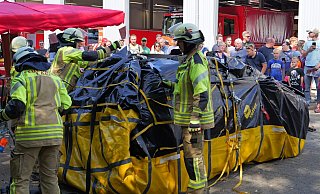 Der Lippische Feuerwehrverband hat sein 150-jähriges Bestehen mit einem Familientag am Feuerwehrausbildungszentrum Brake gefeiert. Das EIS-Team zeigt, wie gelöschte Elektrofahrzeuge gekühlt und gesichert werden. - Thomas Krügler