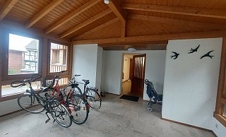 Fahrräder und ein Kinderwagen stehen im Flur der Flüchtlingsunterkunft in Brakelsiek. Mit derzeit zwölf Ukrainern ist Leben in das Haus eingekehrt. - Michaela Weiße