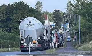 Auf der Schiederstraße in Blomberg ist es am frühen Dienstagmorgen zu einem Unfall gekommen. - Seda Hagemann