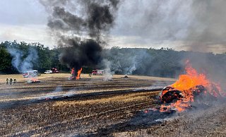 In Extertal-Rott brennen rund drei Hektar Ackerfläche, mehrere Rundballen und eine landwirtschaftliche Ballenpresse. - Feuerwehr Extertal